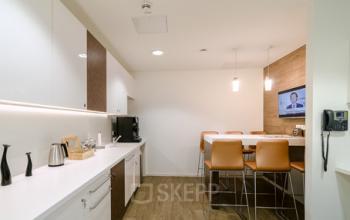 Voll ausgestattete Gemeinschaftsküche der Immobilie in am Rotebühlplatz in Stuttgart