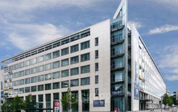 Beeindruckende Außenansicht des Bürogebäudes in Stuttgart Mitte