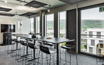 Großer Gemeinschaftsraum im Bürogebäude in Stuttgart