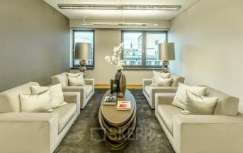 Schöne Business Lounge im Bürogebäude in Stuttgart