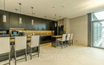 Voll ausgestattete Küche der Bürofläche in Stuttgart