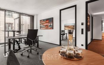 Modernes Büro in der Königstraße 38, Stuttgart Mitte, mit großer Fensterfront und stilvollen Möbeln. Ideale Bürofläche mieten.