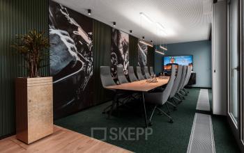 Besprechungsraum in der Königstraße 38, Stuttgart Mitte, mit großem Tisch und modernen Stühlen vor einer Wand mit künstlerischen Akzenten.