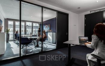 Büro in der Königstraße 38, Stuttgart Mitte, mit Personen bei geschäftlichen Aktivitäten.