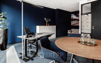 Modernes Büro in Königstraße 38, Stuttgart Mitte, mit stilvollen Möbeln, einem Schreibtisch und einem Besprechungstisch. Bürofläche mieten.