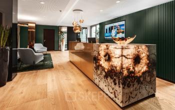 Modernes Büro in Königstraße 38, Stuttgart Mitte mit eleganter Rezeption und stilvollem Interieur.