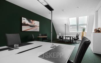 Modernes Büro in der Königstraße 38, Stuttgart Mitte. Gedeckte Farben, ergonomische Stühle, Schreibtische mit Büromaterialien, viel Tageslicht. Optimal zum Büroraum mieten.