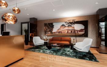 Moderner Büroraum in der Königstraße 38, Stuttgart Mitte mit stilvoller Einrichtung und komfortablen Sitzgelegenheiten.