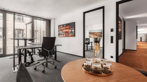 Modernes Büro in der Königstraße 38, Stuttgart Mitte, mit großer Fensterfront und stilvollen Möbeln. Ideale Bürofläche mieten.