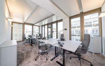 Helles Büro in der Königstraße 35, Stuttgart Mitte, mit modernen Arbeitsplätzen und großen Fenstern. Ideal zum Büro mieten. Möbel sind minimalistisch und funktional gehalten.