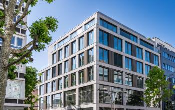 Modernes Bürogebäude in der Königstraße 35, Stuttgart Mitte, ideal für Unternehmen, die Bürofläche mieten möchten.