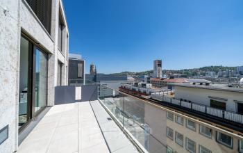 Blick von der Terrasse auf das Stadtzentrum von Stuttgart vom Bürogebäude in der Königstraße 35. Ideal für Unternehmen, die eine Bürofläche in zentraler Lage mieten möchten, mit herrlichem Stadtpanorama.