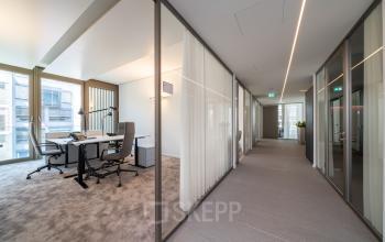 Modernes Büro in der Königstraße 35, Stuttgart Mitte, mit Glaswänden und stilvollen Möbeln; ideal, um eine Bürofläche zu mieten.