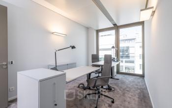Helles Büro in Königstraße 35, Stuttgart Mitte mit großen Fenstern und moderner Möblierung, ideal zur Bürofläche mieten.