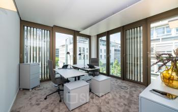 Helles Büro in Stuttgart Mitte, Königstraße 35, mit moderner Einrichtung und großen Fenstern. Ideal zum Bürofläche mieten für professionelle Arbeitsumgebungen.