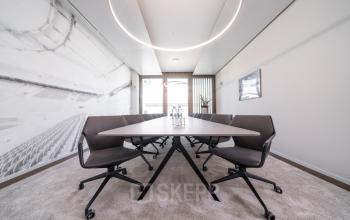 Moderner Konferenzraum im Bürogebäude Königstraße 35 in Stuttgart Mitte. Der Raum ist möbliert mit einem großen Tisch und stilvollen Stühlen, ideal für geschäftliche Meetings. Bürofläche mieten.