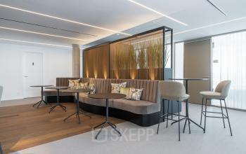 Modern gestalteter Besprechungsraum mit stilvollen Möbeln in der Königstraße 35, Stuttgart Mitte. Perfekt, um Büroraum zu mieten und in inspirierender Atmosphäre zu arbeiten.