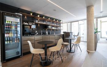 Moderner, heller Büroraum in Königstraße 35, Stuttgart Mitte, mit stilvollen Sitzgelegenheiten und einer Kaffeebar. Perfekter Ort, um Büroraum zu mieten und effektiv zu arbeiten.