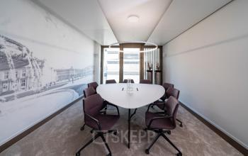 Moderner Konferenzraum in der Königstraße 35, Stuttgart Mitte, mit elegantem Tisch und Stühlen, ideal zum Büroraum mieten.