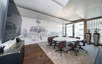 Moderner Konferenzraum in Stuttgart Mitte, Königstraße 35, ideal für geschäftliche Meetings. Helligkeit durch große Fenster, stilvoll eingerichtet, geeignet für büroraum mieten.