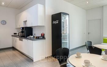 Voll ausgestattete Gemeinschaftsküche der Immobilie in Stuttgart