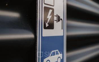 A sign for electric vehicle charging, indicating facilities available on Bredaseweg 8, Breda Terheijden, ideal for those seeking office space rental with convenient amenities.