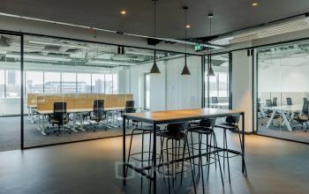 Modern office space at Daalsesingel 51, Utrecht Central Station, offering spacious workspaces with ample natural light. Ideal for rent office space needs with stylish furnishings and versatile rental options.