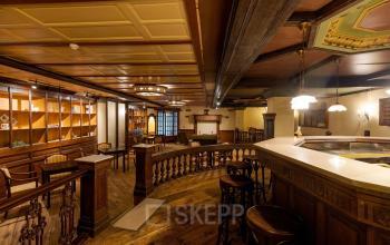 Warm, inviting office space with wood accents and bar seating, located at Daalsesingel 51, perfect for office space rental. Ideal for work or meetings near Utrecht Central Station.