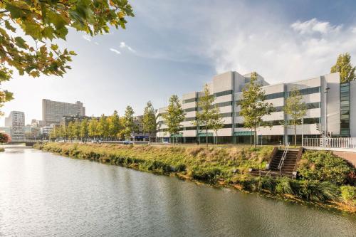 Exterior view of an office building at Daalsesingel 51, near Utrecht Central Station, ideal for office space rental with scenic canal-side location.