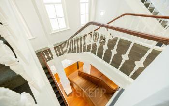 Staircase at Moreelsepark 1 in Utrecht Central Station, perfect for accessing rentable office space.