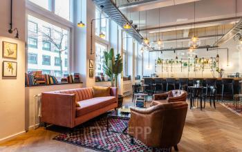 Stylish lounge area at Nicolaas Beetsstraat 216 in Utrecht Center with comfortable seating and modern decor, suitable for office space rental.