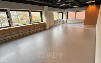 Bright, open office space with large windows at Bernadottelaan 13, Utrecht Kanaleneiland, available for office space rental.