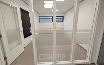 Bright, unfurnished office space with large windows, suitable for office space rental at Bernadottelaan 13, Utrecht Kanaleneiland.