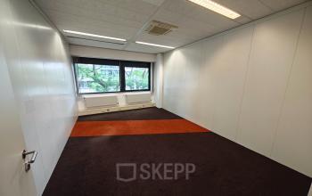 Spacious office for rent at Bernadottelaan 13, Utrecht Kanaleneiland, featuring large windows with natural light. Ideal for an office space rental.