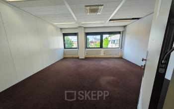 Spacious unfurnished office to rent at Bernadottelaan 13, Utrecht Kanaleneiland, with large windows and carpeted floor, ideal for office space rental.