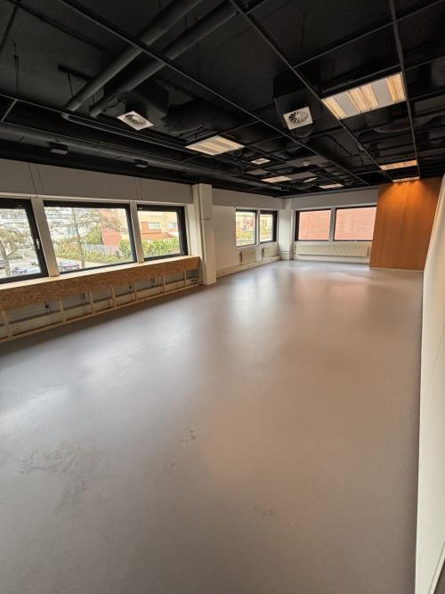 Bright, open office space with large windows at Bernadottelaan 13, Utrecht Kanaleneiland, available for office space rental.