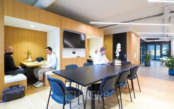 Modern workspace at Europalaan 500, Utrecht Kanaleneiland featuring a communal table and private booths, ideal for office space rental.