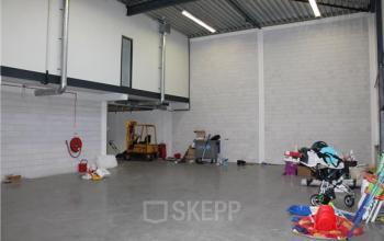 Open industrial space in Atoomweg 280-282, Utrecht Lage Weide, available for office space rental.