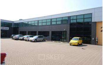 Exterior view of office building at Atoomweg 280-282, Utrecht Lage Weide, with parking spaces and cars in front.