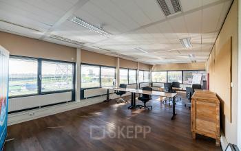 Bright, furnished office space at Zonnebaan 45 in Utrecht Lage Weide with desks and chairs, ideal for office space rental.