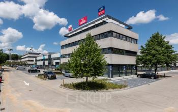 Exterior view of the office building at Zonnebaan 45, Utrecht Lage Weide, perfect for office space rental.