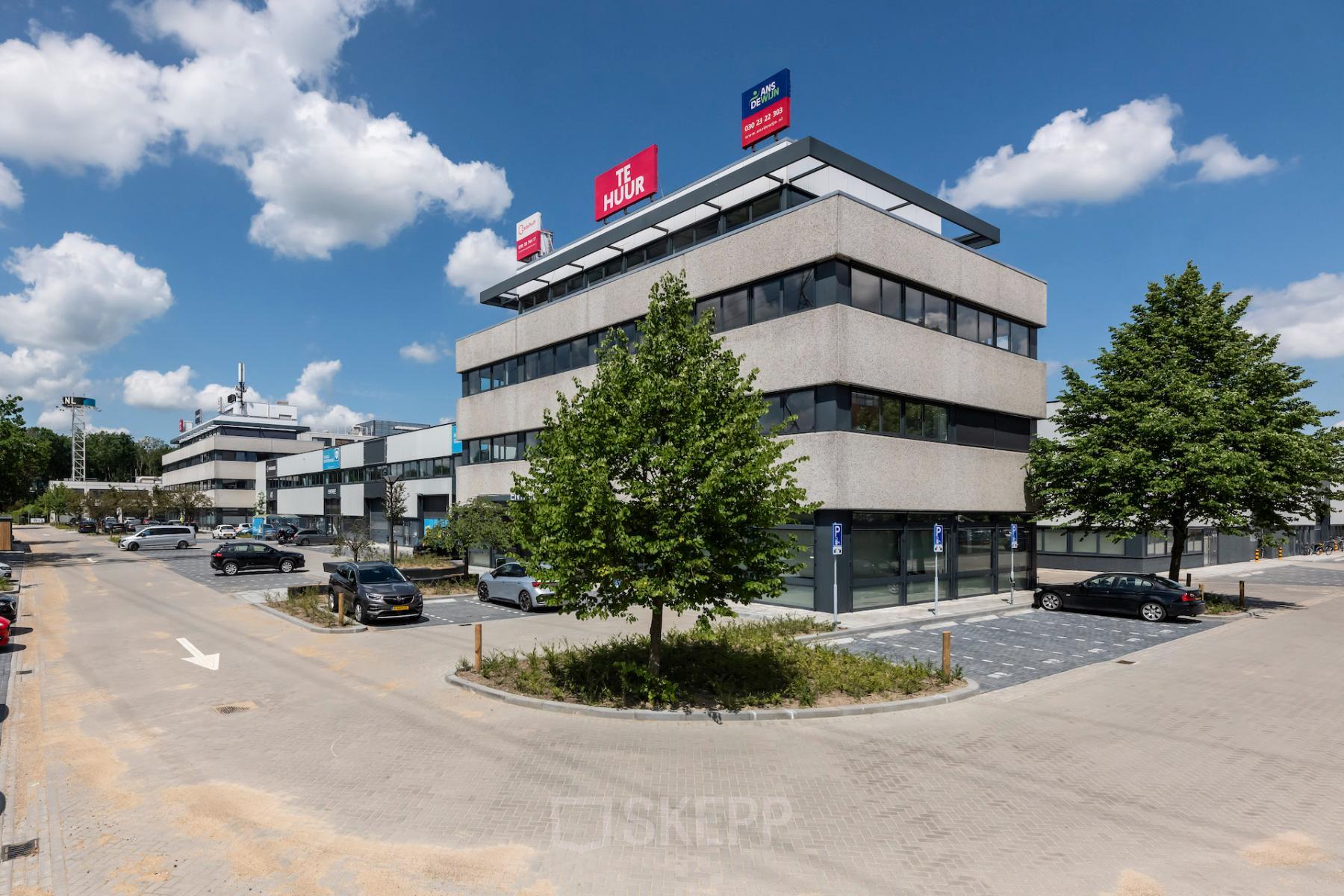 Exterior view of the office building at Zonnebaan 45, Utrecht Lage Weide, perfect for office space rental.