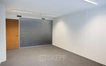 Unfurnished office space at Middenburcht 136, Utrecht Leidsche Rijn, featuring carpeted flooring and neutral walls, ideal for creating a personalized workspace.