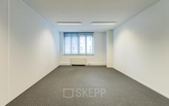 Unfurnished office space with grey carpet and large window at Middenburcht 136 in Utrecht Leidsche Rijn, Utrecht, suitable for office space rental.