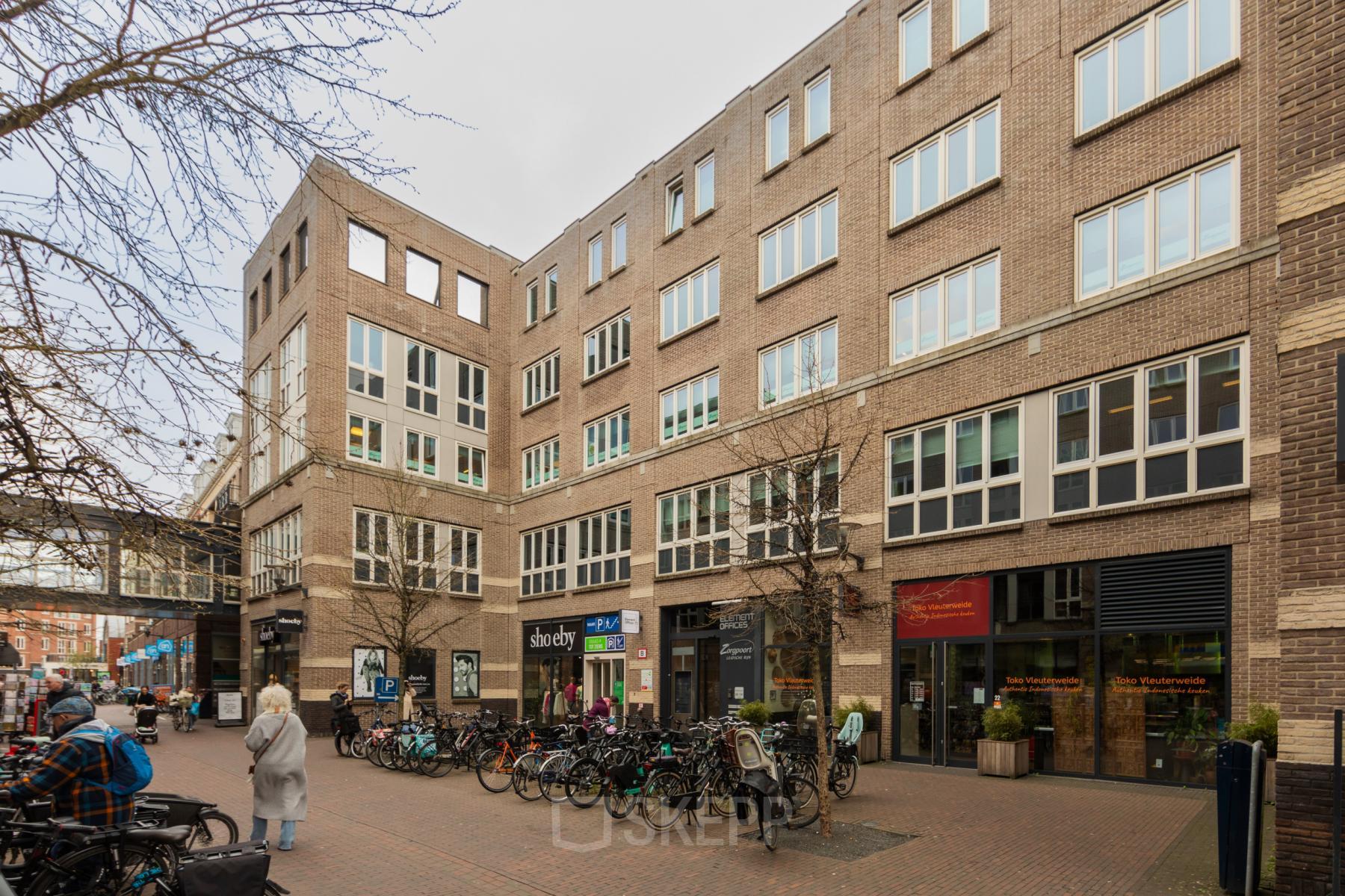 Exterior view of the office building at Middenburcht 136, Utrecht Leidsche Rijn, showcasing office space rental opportunities.