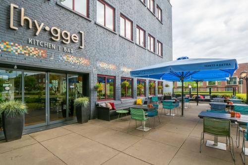 Outdoor seating area at Goeman Borgesiuslaan 77, Utrecht North, inviting businesses for office space rental amidst a vibrant setting.