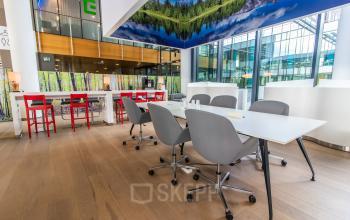 Modern office space to rent in Utrecht Papendorp featuring stylish tables and chairs, perfect for a collaborative workspace setup.
