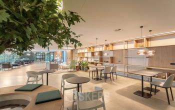 Modern office space at Van Deventerlaan 31-51 in Utrecht Papendorp, featuring stylish furnishings and natural lighting, ideal for office space rental.