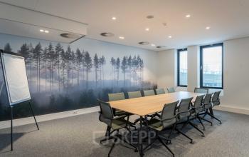 Bright conference room at Van Deventerlaan 31-51, Utrecht Papendorp, featuring a large table with chairs, ideal for office space rental.