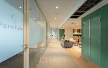 Bright interior hallway at Van Deventerlaan 31-51, Utrecht Papendorp, showcasing modern office space rental with glass partitions and chic lounge area for rent office space.